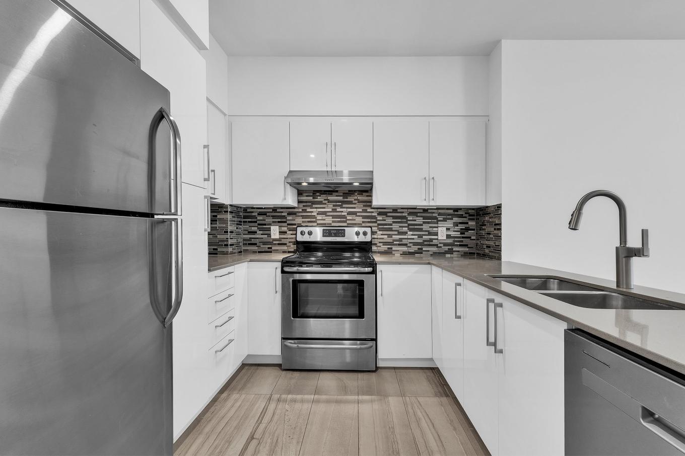 Kitchen - 205-191 Av. Brock S., Montréal-Ouest, QC - Indoor Photo Showing Kitchen With Double Sink With Upgraded Kitchen