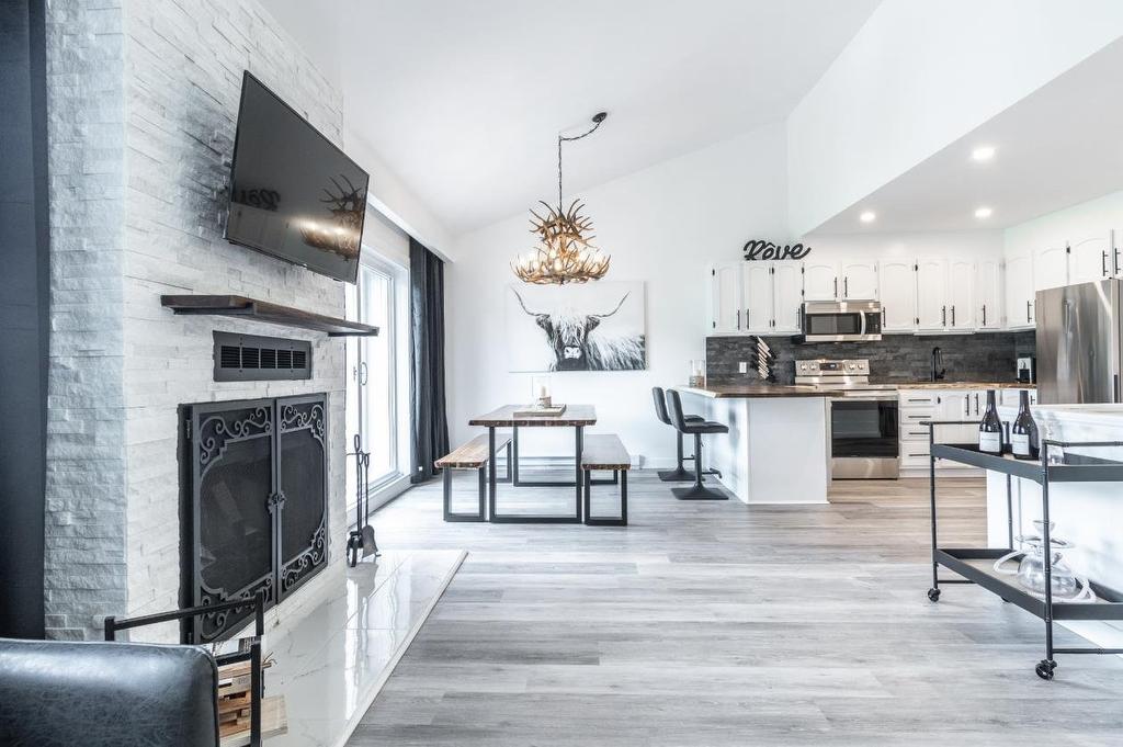 Salon - 532-175 Rue Pinoteau, Mont-Tremblant, QC - Indoor Photo Showing Kitchen With Upgraded Kitchen
