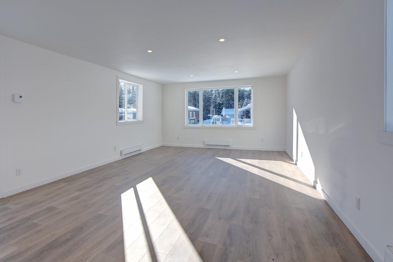 Salon - 45 Rue Des Pionniers, Saint-Côme, QC - Indoor