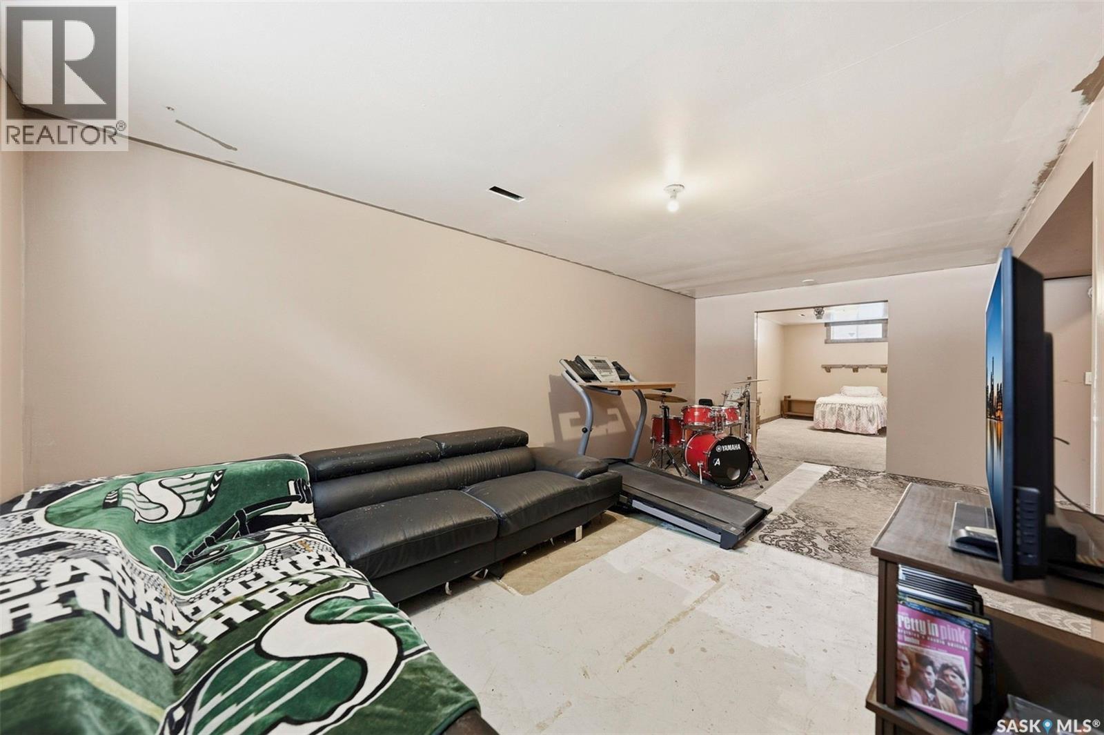 110 1St Avenue S, Hepburn, SK - Indoor