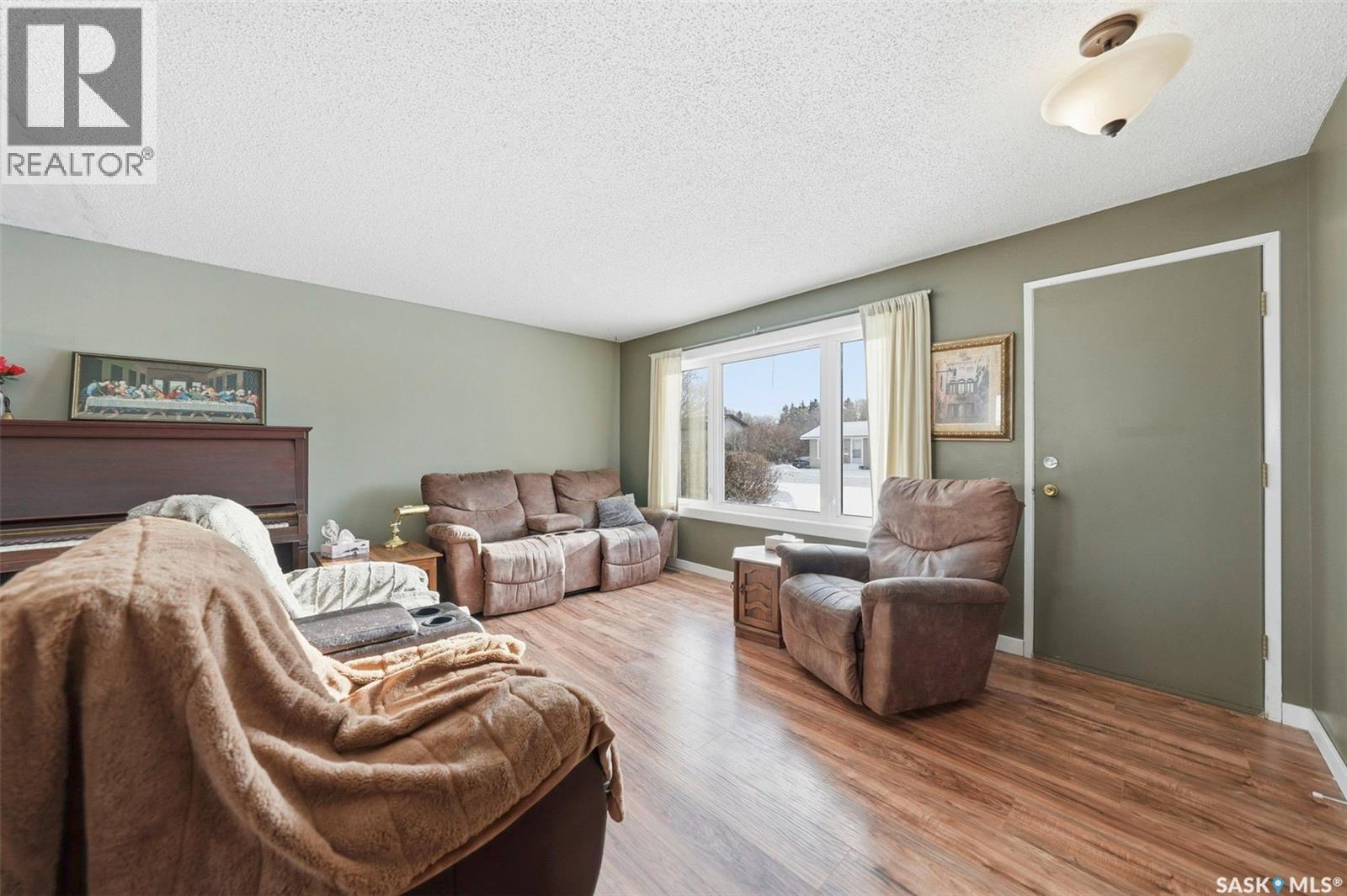 110 1St Avenue S, Hepburn, SK - Indoor Photo Showing Living Room
