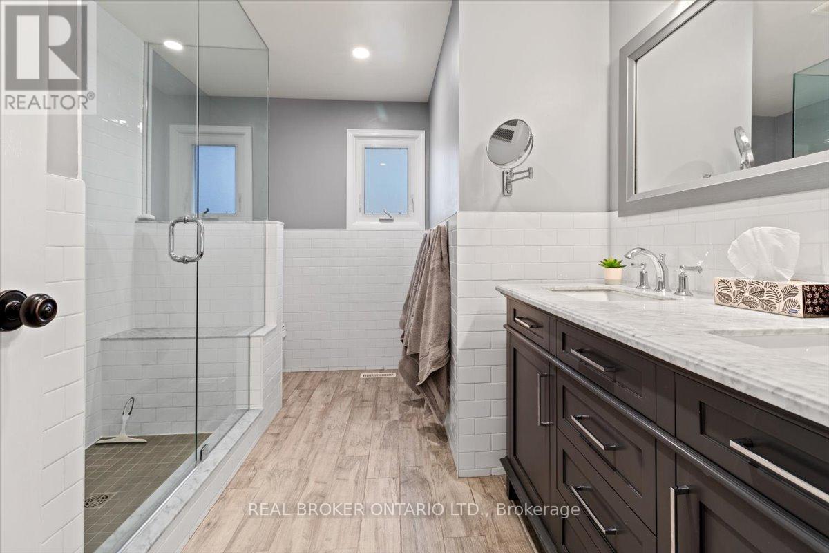 3182 Tania Crescent, Burlington, ON - Indoor Photo Showing Bathroom