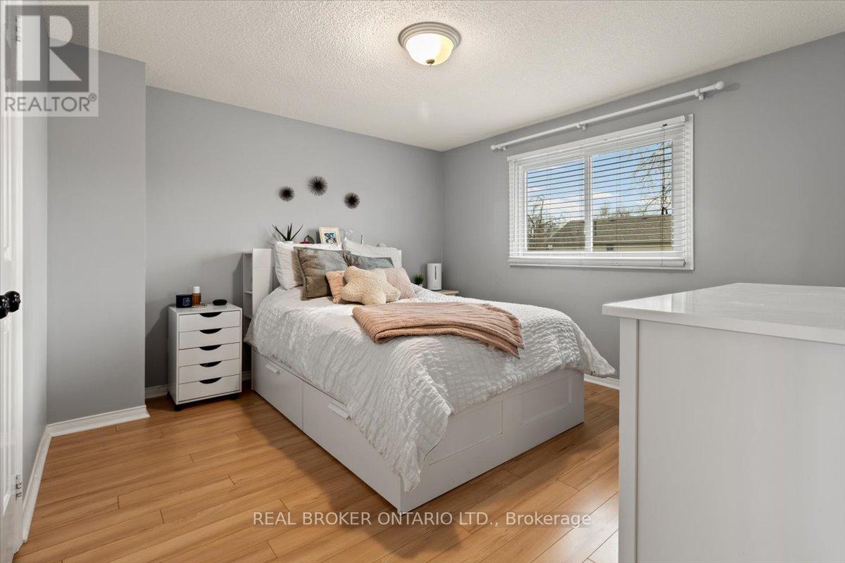 3182 Tania Crescent, Burlington, ON - Indoor Photo Showing Bedroom