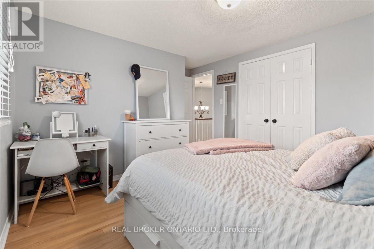 3182 Tania Crescent, Burlington, ON - Indoor Photo Showing Bedroom