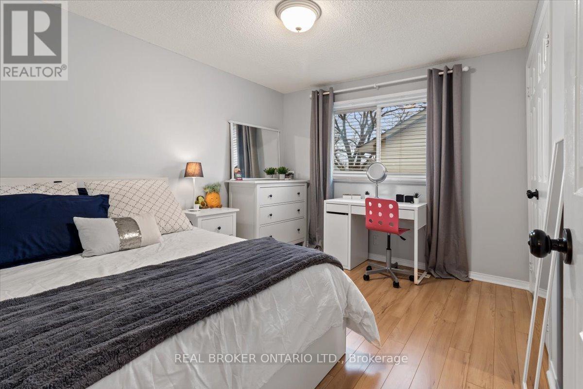 3182 Tania Crescent, Burlington, ON - Indoor Photo Showing Bedroom
