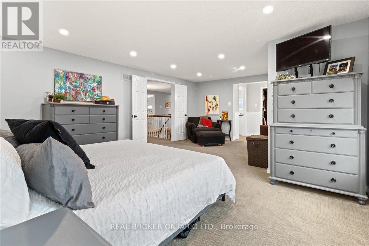 3182 Tania Crescent, Burlington, ON - Indoor Photo Showing Bedroom