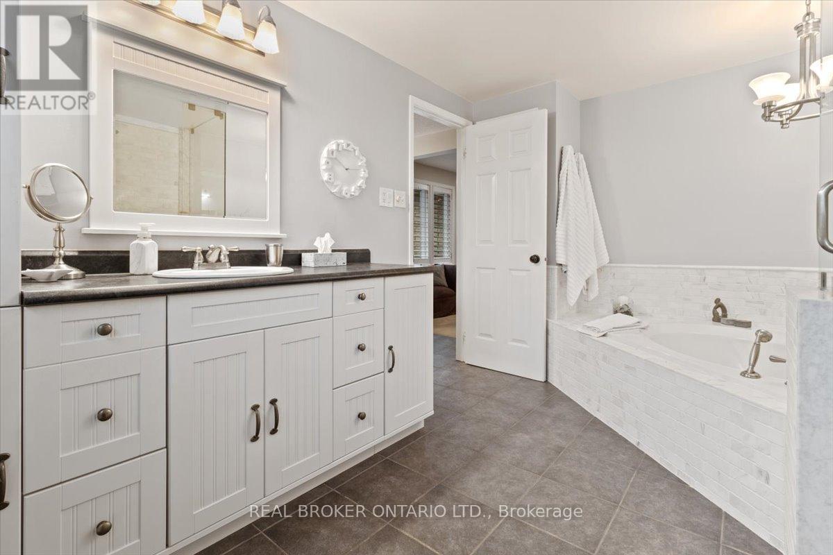 3182 Tania Crescent, Burlington, ON - Indoor Photo Showing Bathroom