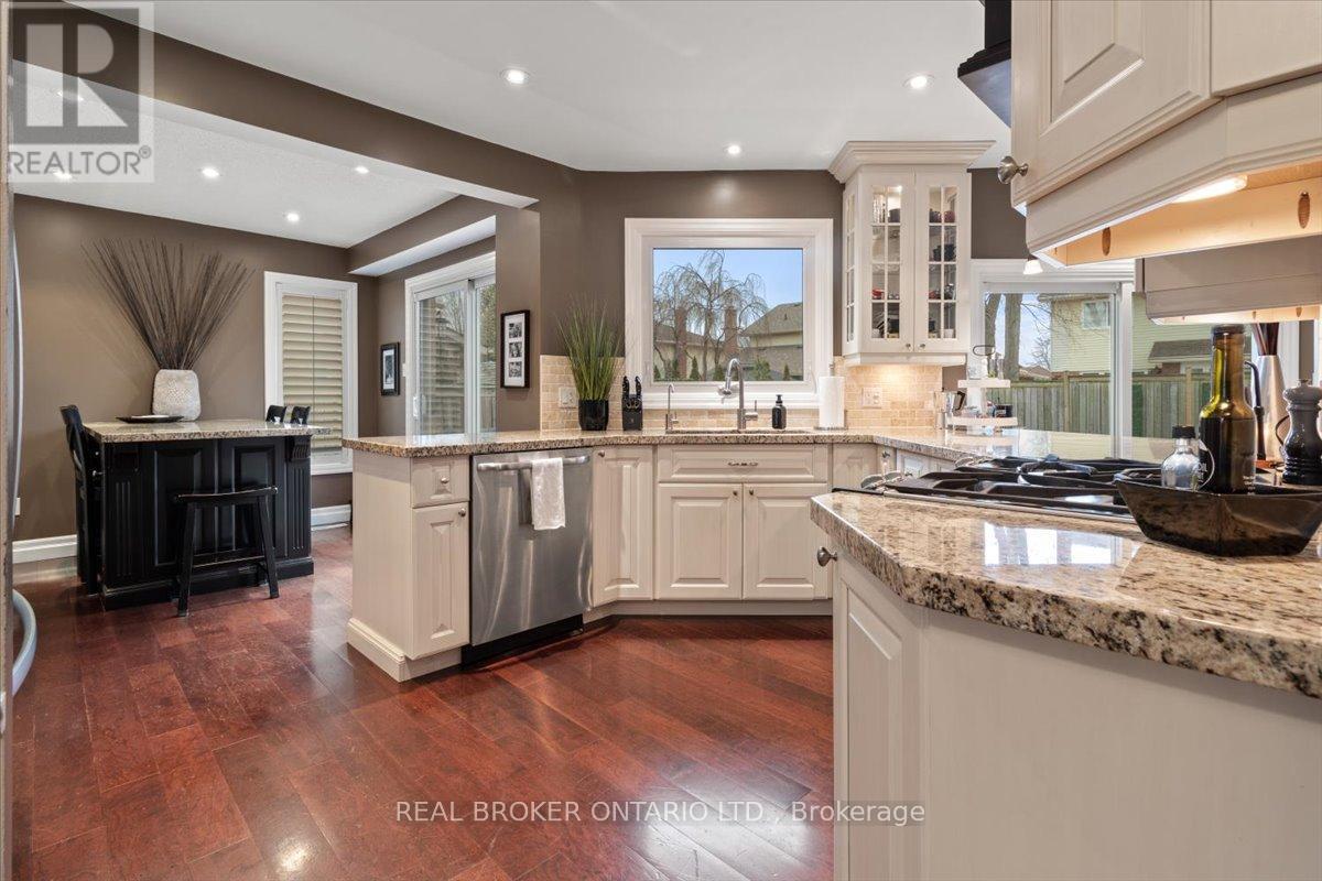 3182 Tania Crescent, Burlington, ON - Indoor Photo Showing Kitchen With Upgraded Kitchen