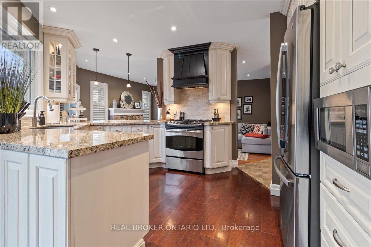 3182 Tania Crescent, Burlington, ON - Indoor Photo Showing Kitchen With Upgraded Kitchen