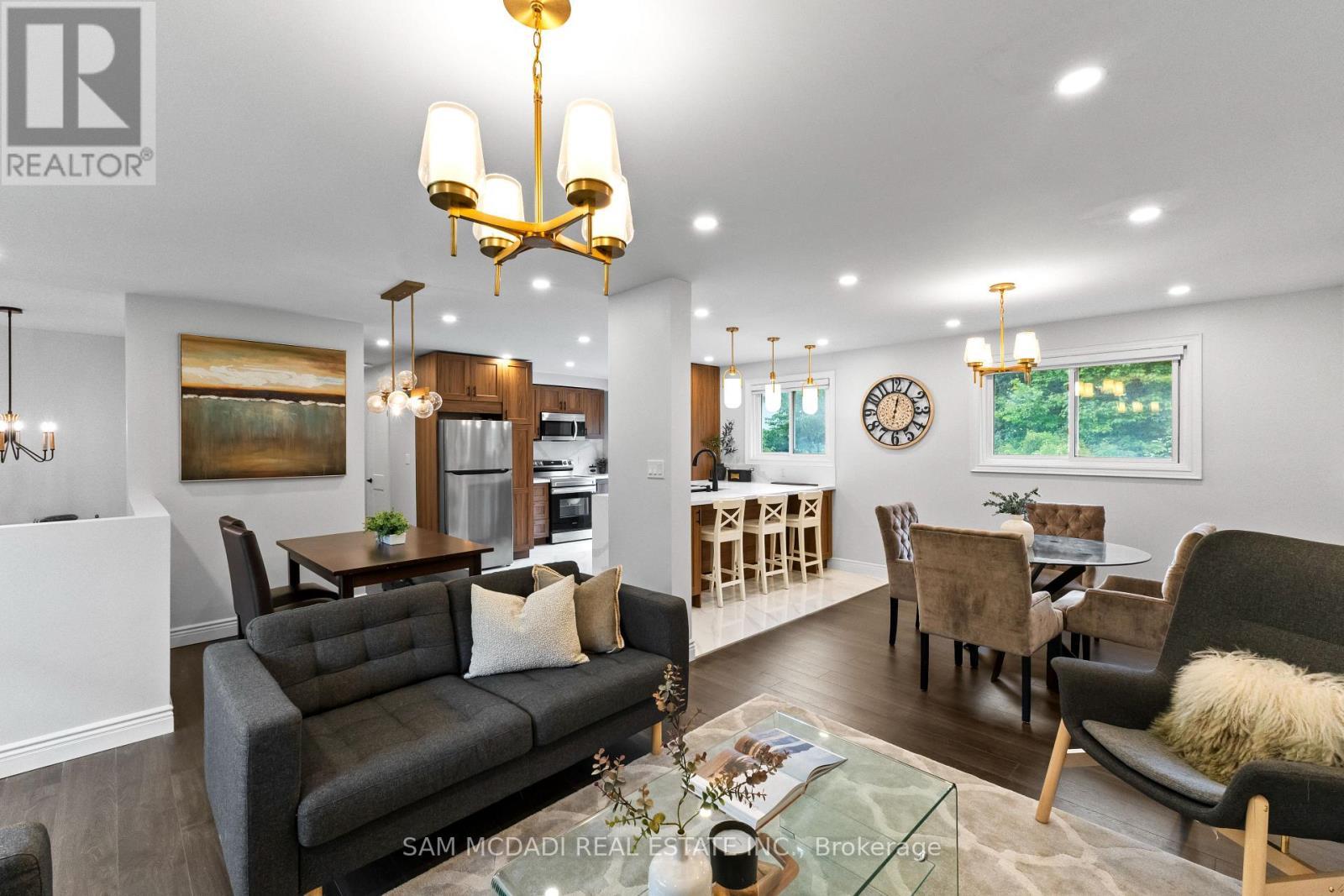 7209 Fayette Circle, Mississauga, ON - Indoor Photo Showing Living Room