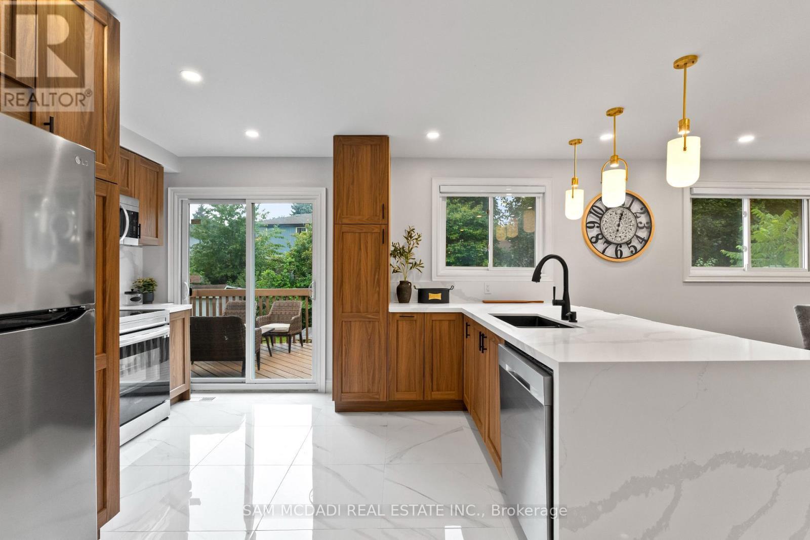 7209 Fayette Circle, Mississauga, ON - Indoor Photo Showing Kitchen With Upgraded Kitchen