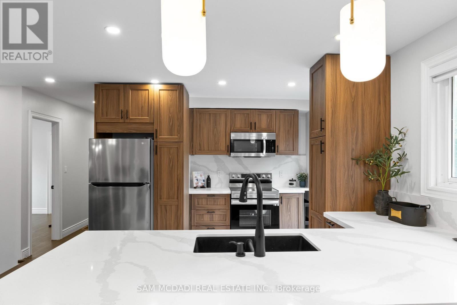 7209 Fayette Circle, Mississauga, ON - Indoor Photo Showing Kitchen With Double Sink