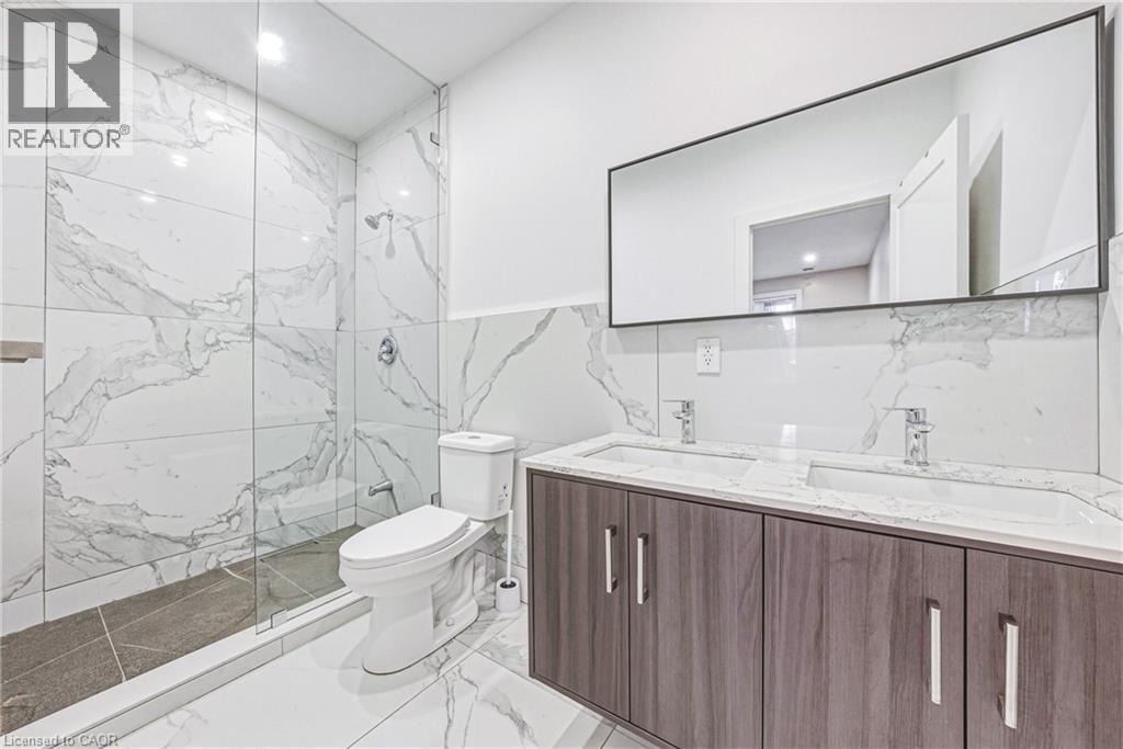 68 Vansitmart Avenue, Hamilton, ON - Indoor Photo Showing Bathroom