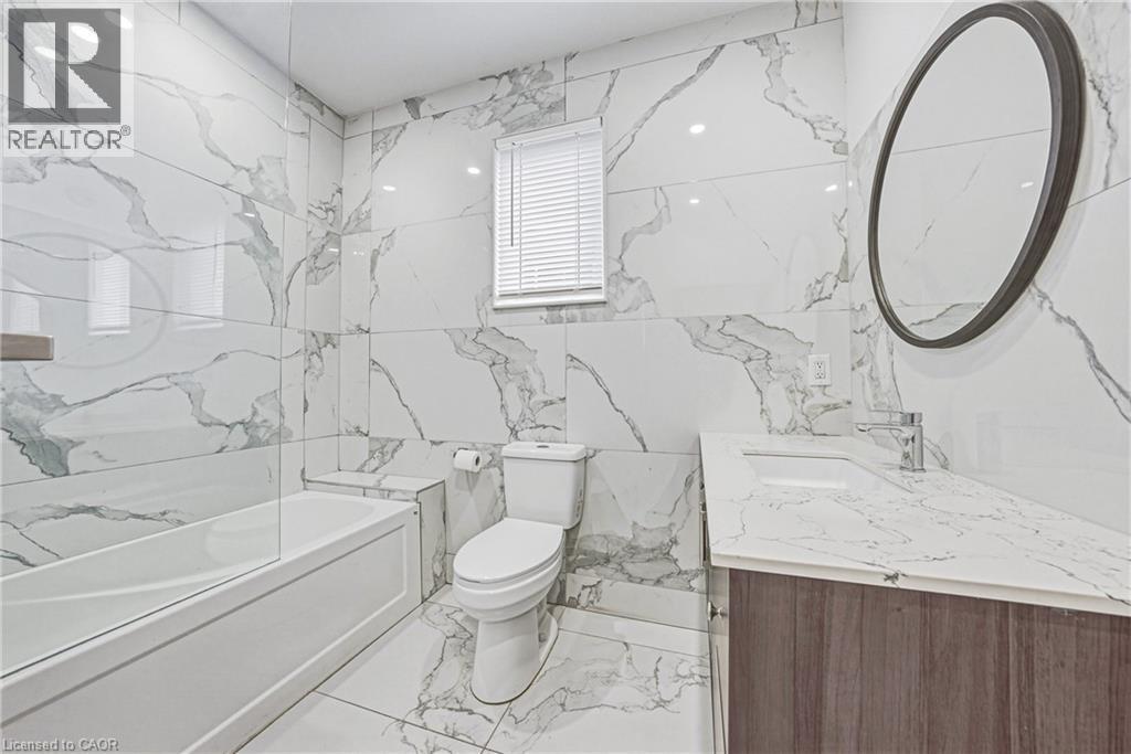 68 Vansitmart Avenue, Hamilton, ON - Indoor Photo Showing Bathroom