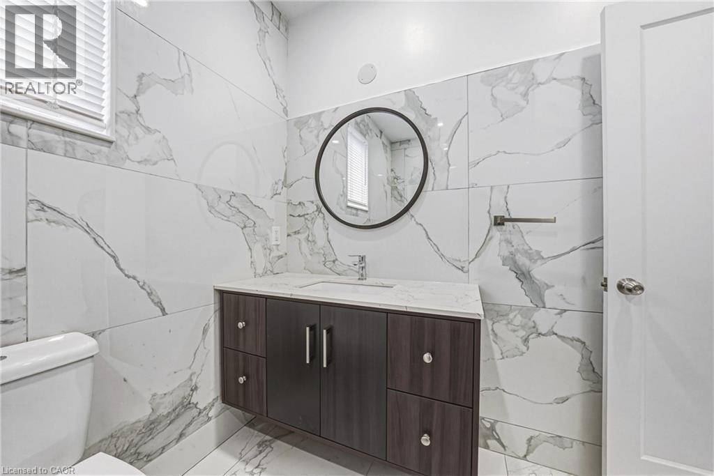 68 Vansitmart Avenue, Hamilton, ON - Indoor Photo Showing Bathroom