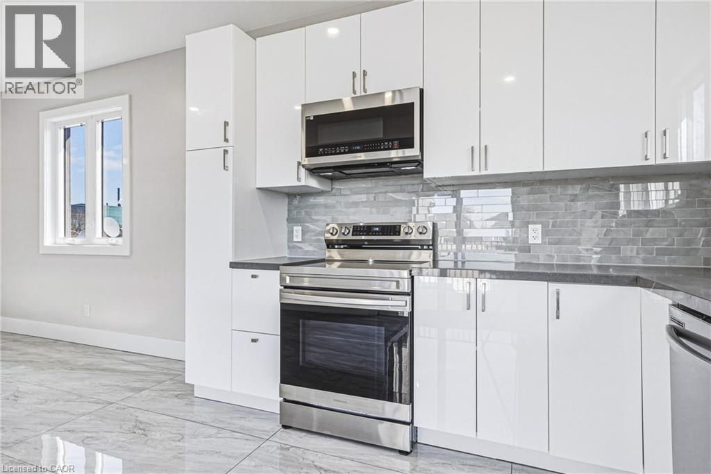 68 Vansitmart Avenue, Hamilton, ON - Indoor Photo Showing Kitchen With Upgraded Kitchen