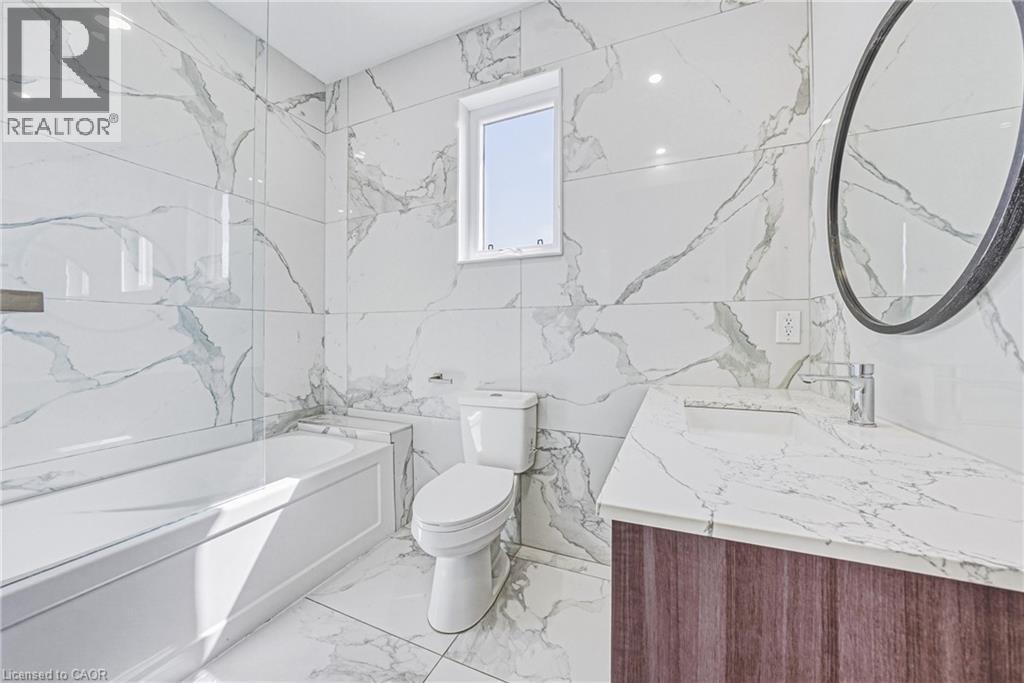 68 Vansitmart Avenue, Hamilton, ON - Indoor Photo Showing Bathroom