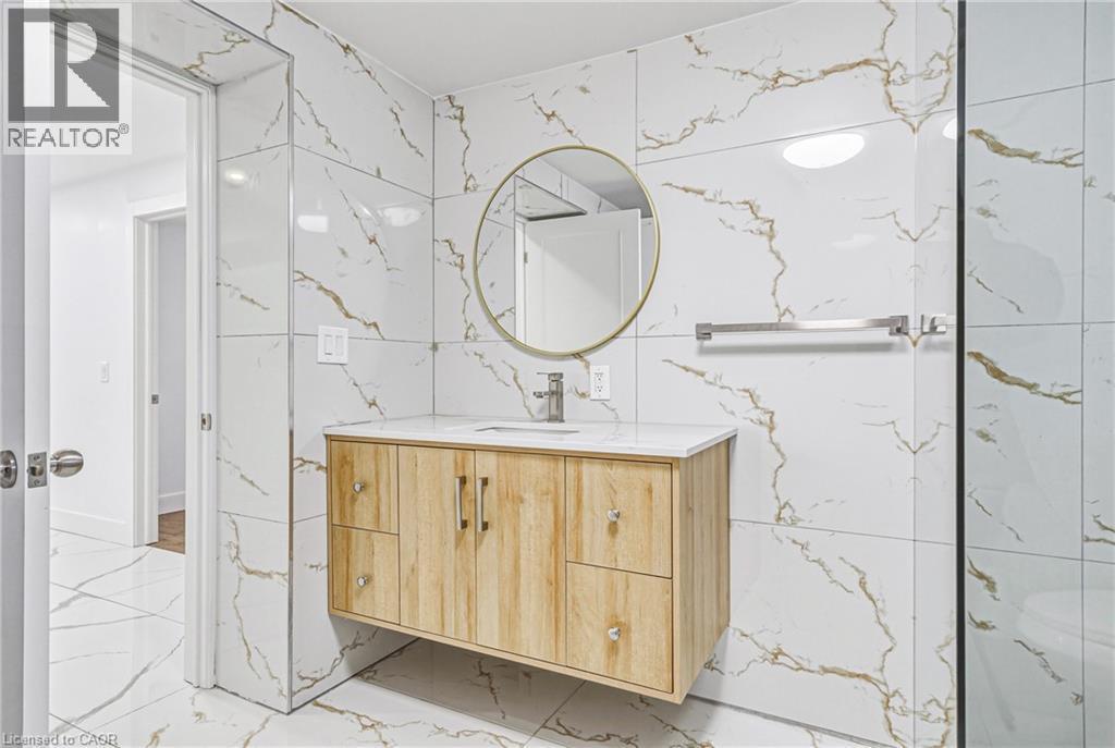 68 Vansitmart Avenue, Hamilton, ON - Photo Showing Bathroom