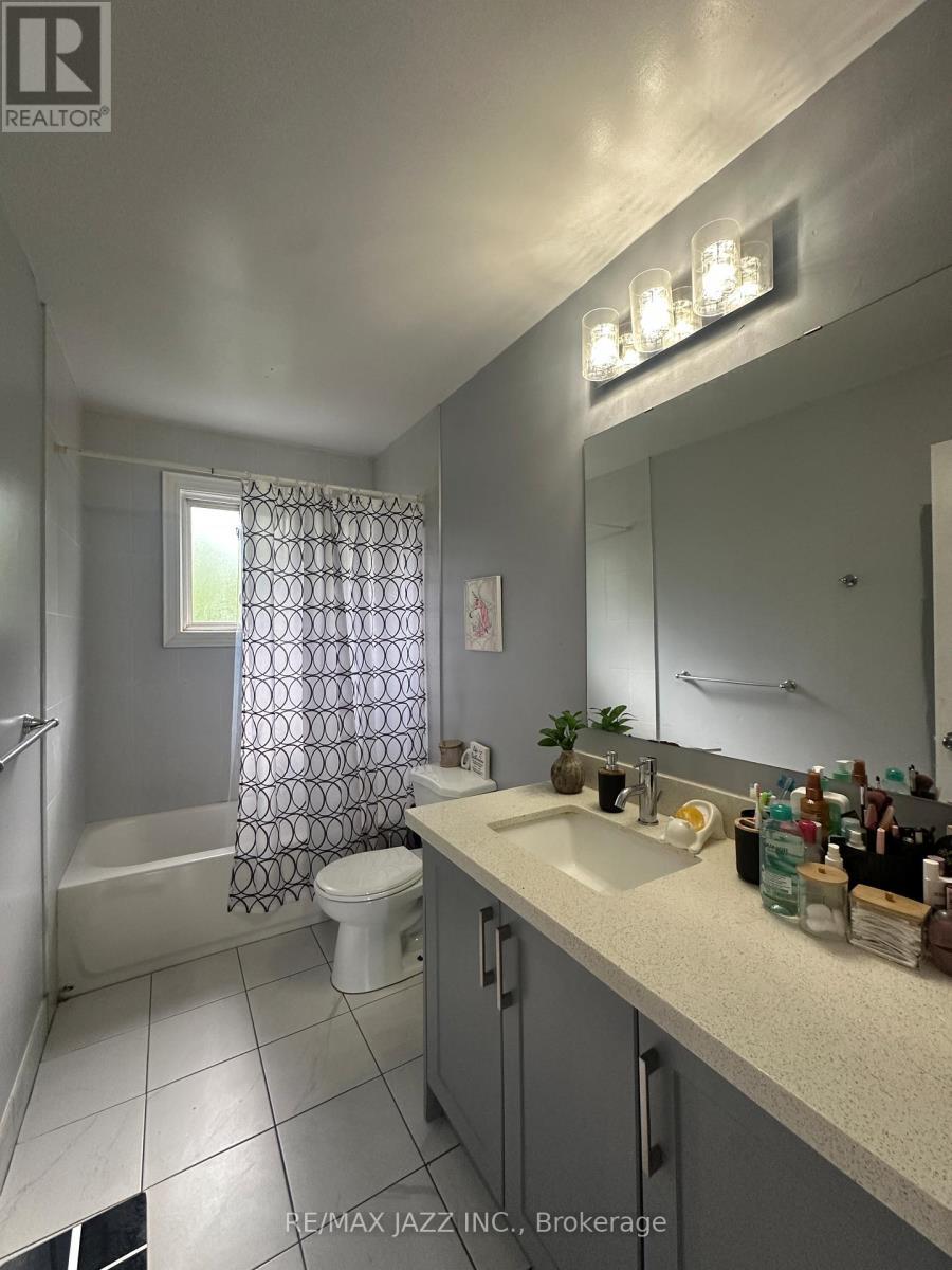 Unit 1(upper) - 4 piece bathroom - 380 Phillip Murray Avenue, Oshawa (Lakeview), ON - Indoor Photo Showing Bathroom