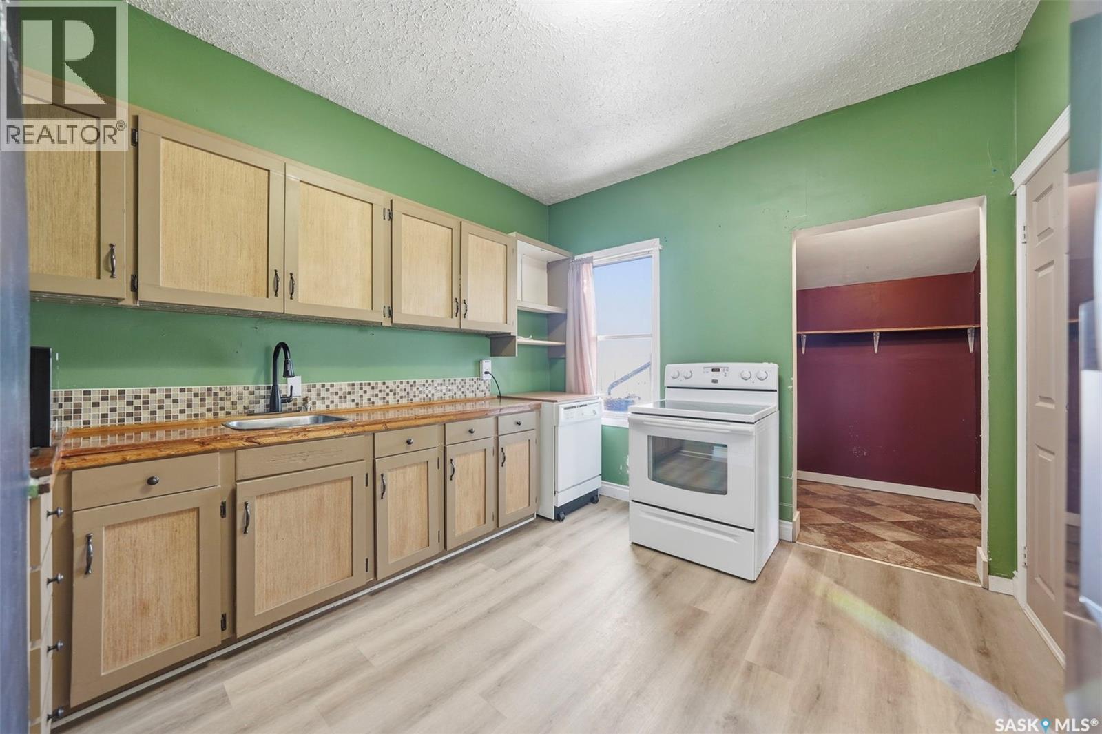 412 H Avenue S, Saskatoon, SK - Indoor Photo Showing Kitchen
