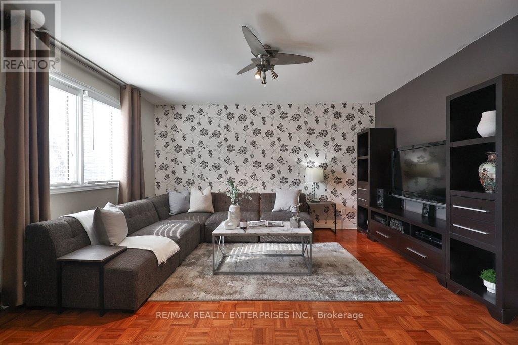 3022 Dalehurst Drive, Mississauga, ON - Indoor Photo Showing Living Room