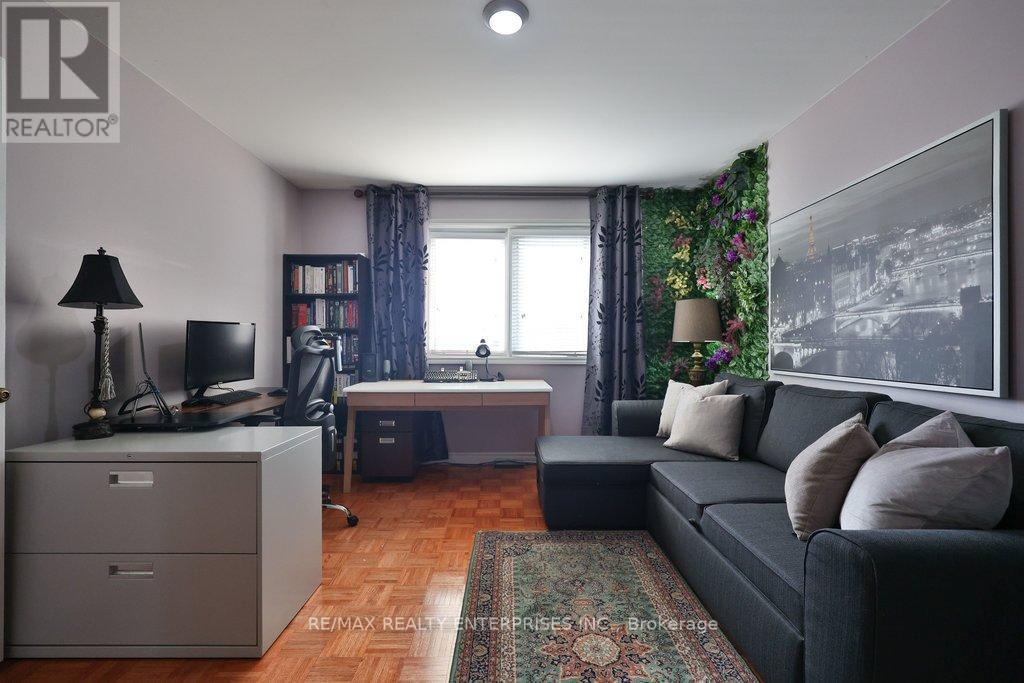 3022 Dalehurst Drive, Mississauga, ON - Indoor Photo Showing Living Room