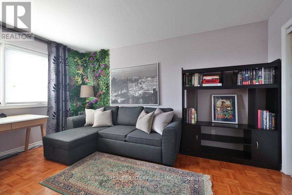 3022 Dalehurst Drive, Mississauga, ON - Indoor Photo Showing Living Room