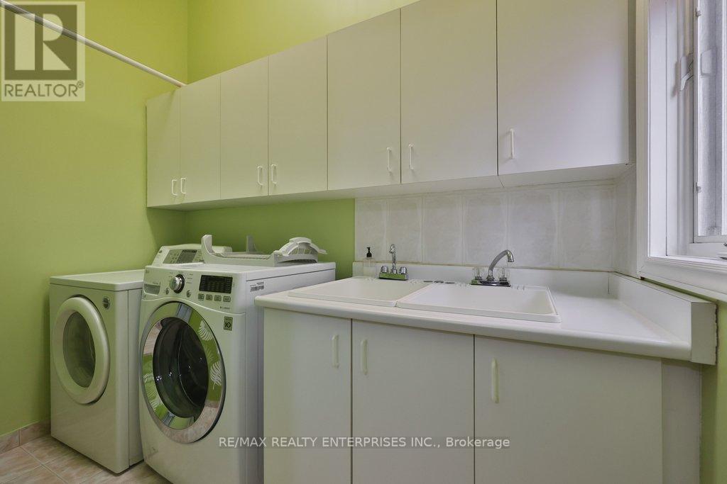 3022 Dalehurst Drive, Mississauga, ON - Indoor Photo Showing Laundry Room
