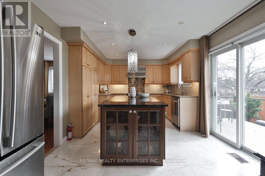 3022 Dalehurst Drive, Mississauga, ON - Indoor Photo Showing Kitchen