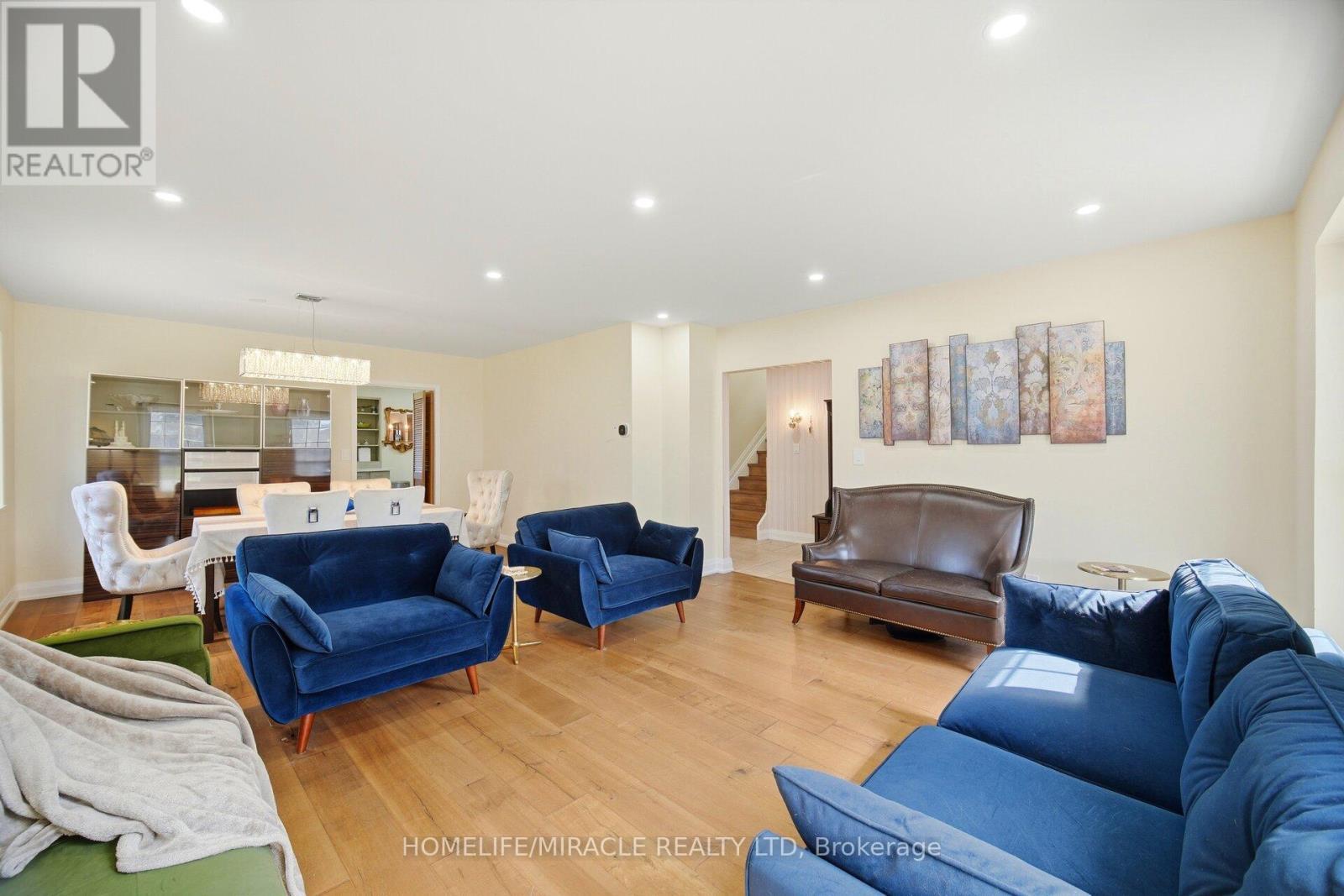 38 Leclaire Street, Hamilton, ON - Indoor Photo Showing Living Room