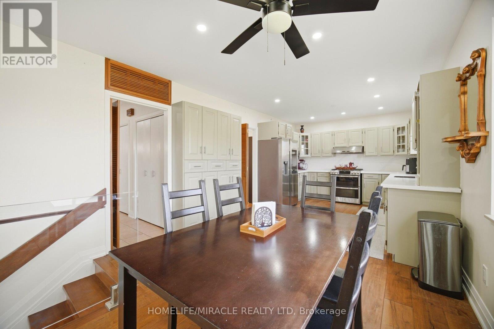 38 Leclaire Street, Hamilton, ON - Indoor Photo Showing Dining Room