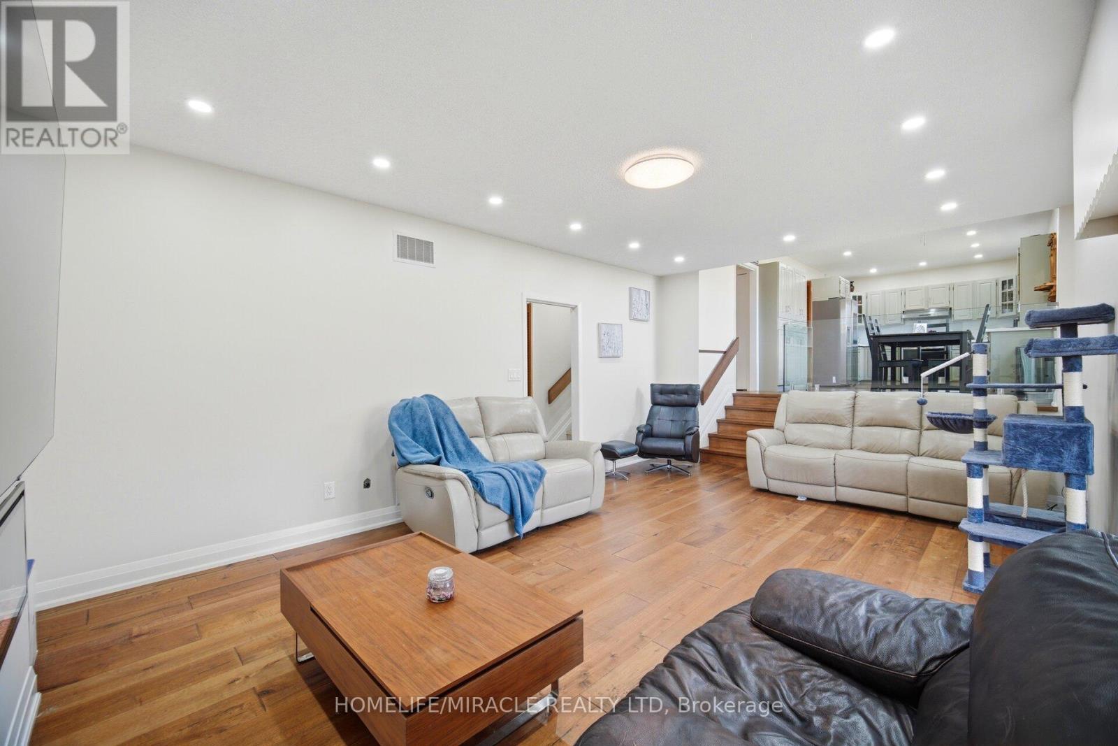 38 Leclaire Street, Hamilton, ON - Indoor Photo Showing Living Room