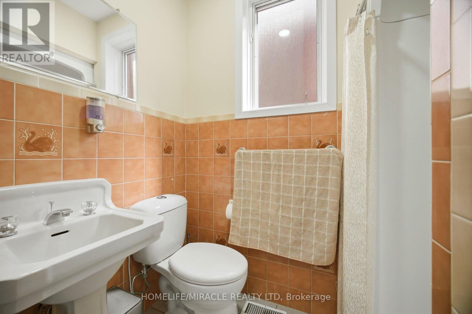38 Leclaire Street, Hamilton, ON - Indoor Photo Showing Bathroom