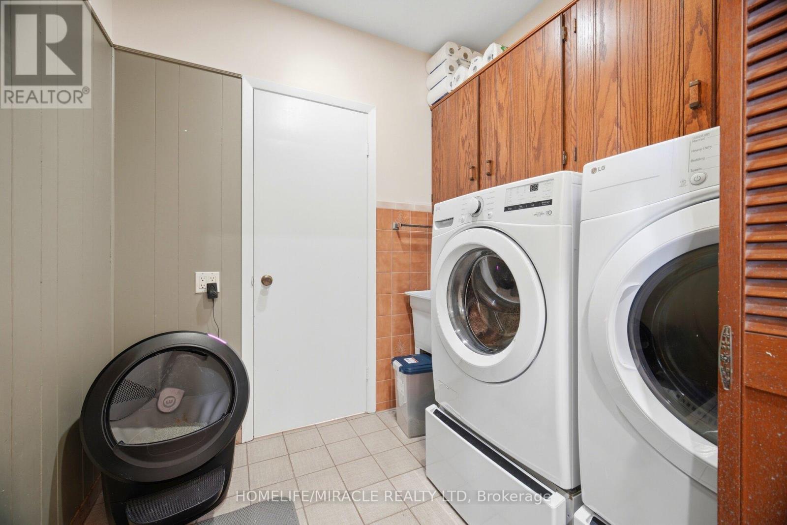 38 Leclaire Street, Hamilton, ON - Indoor Photo Showing Laundry Room