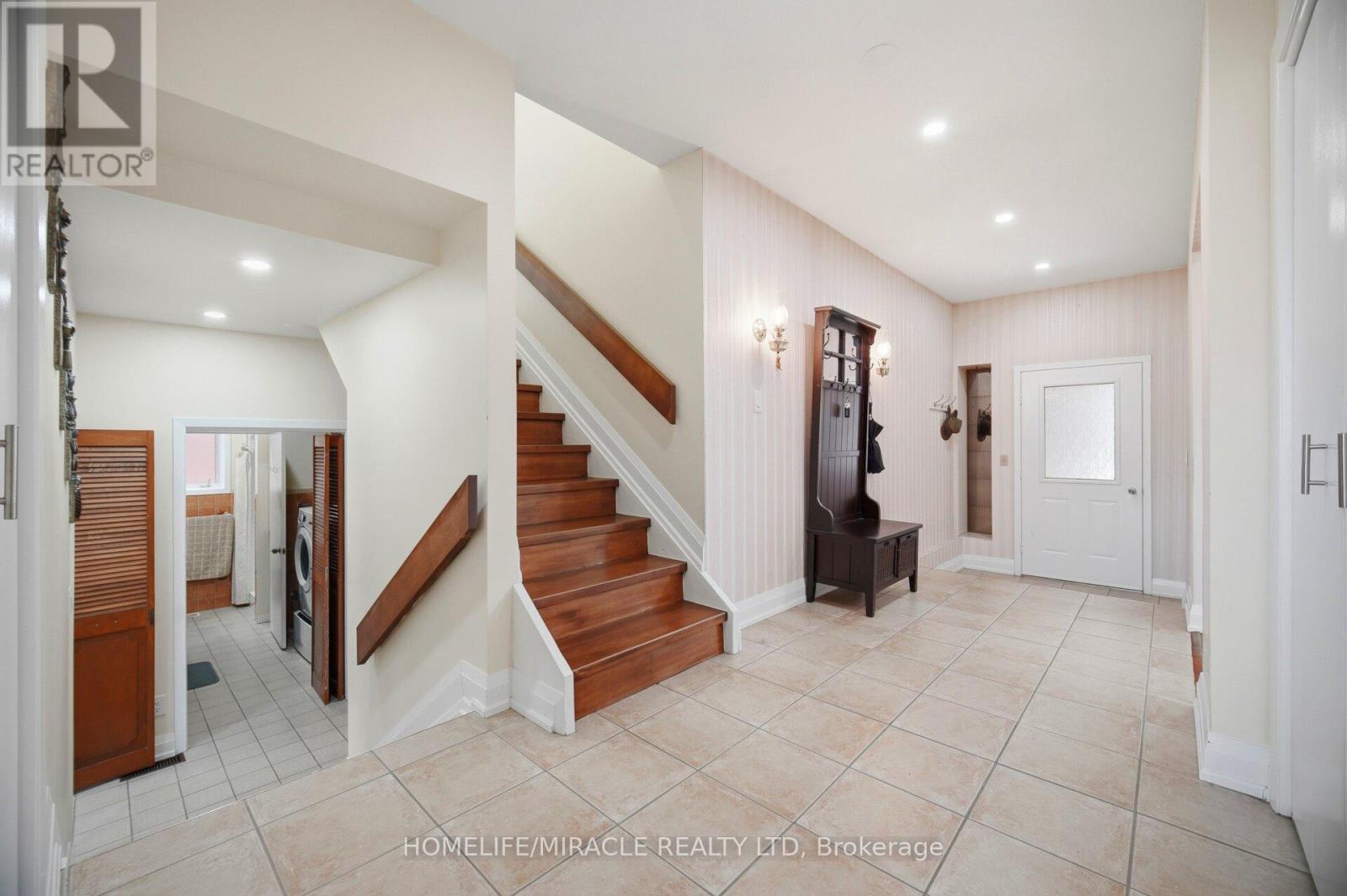 38 Leclaire Street, Hamilton, ON - Indoor Photo Showing Other Room