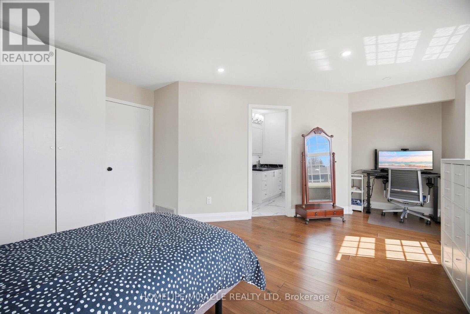 38 Leclaire Street, Hamilton, ON - Indoor Photo Showing Bedroom