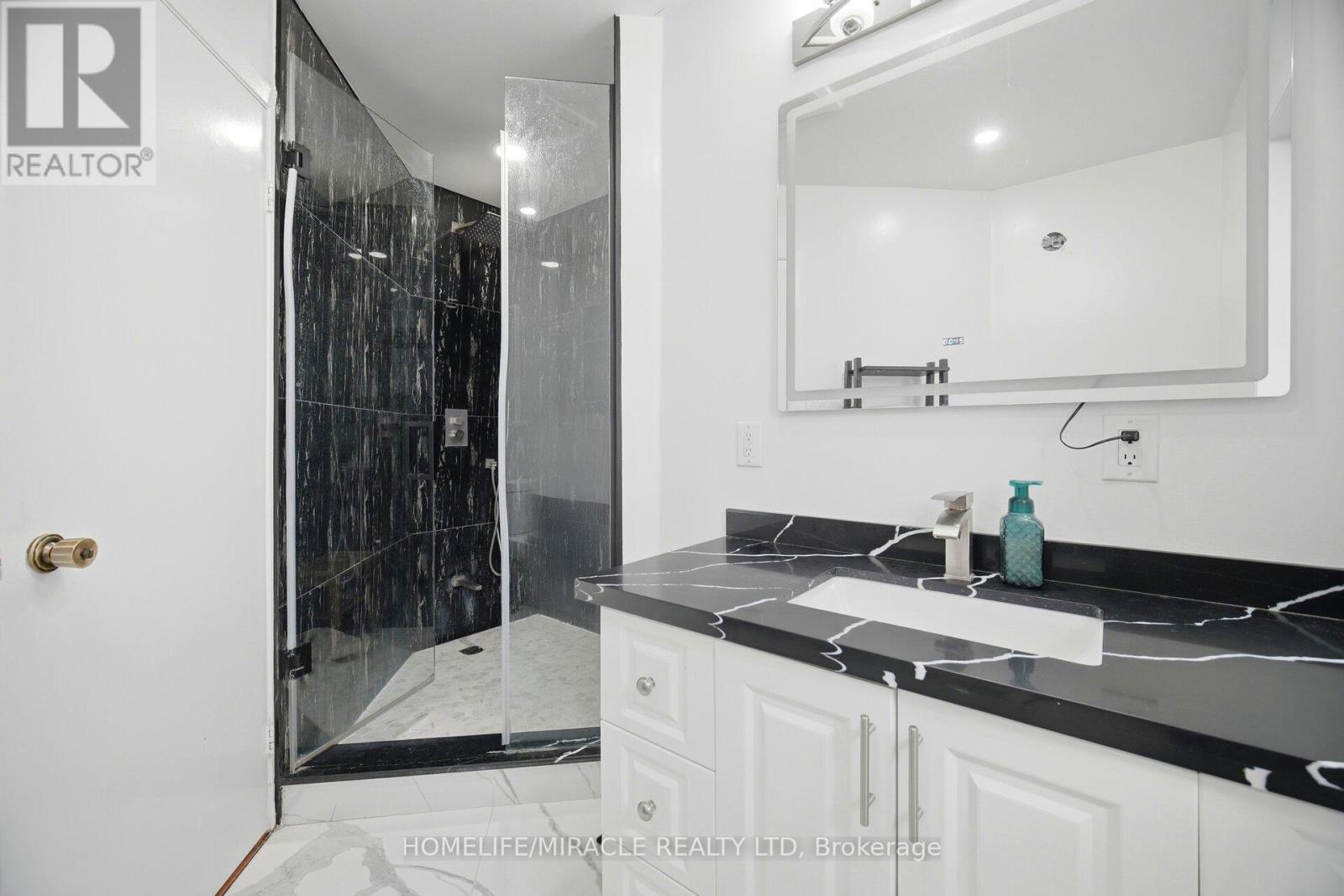 38 Leclaire Street, Hamilton, ON - Indoor Photo Showing Bathroom