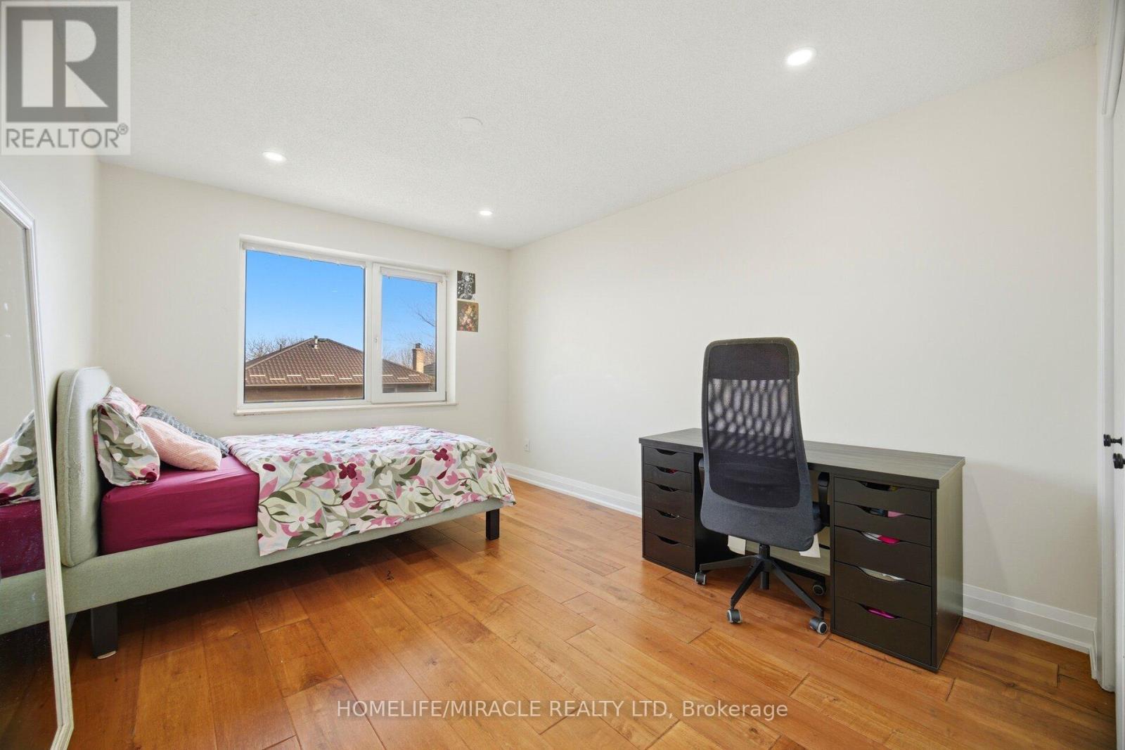 38 Leclaire Street, Hamilton, ON - Indoor Photo Showing Bedroom