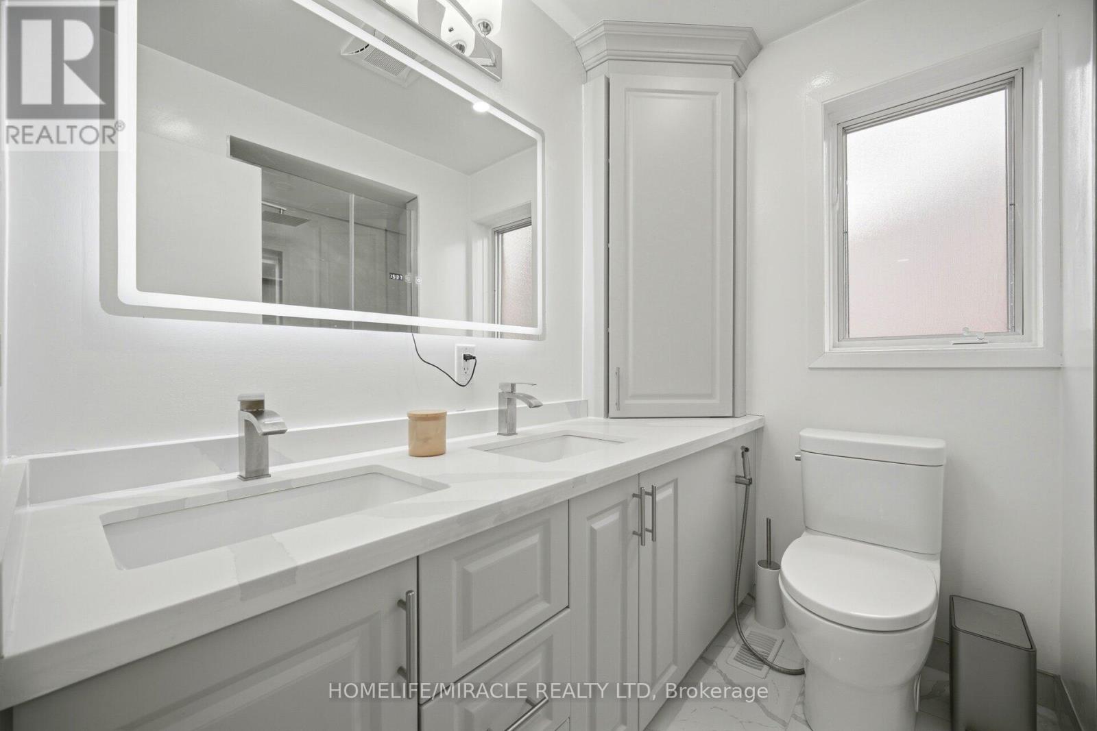 38 Leclaire Street, Hamilton, ON - Indoor Photo Showing Bathroom