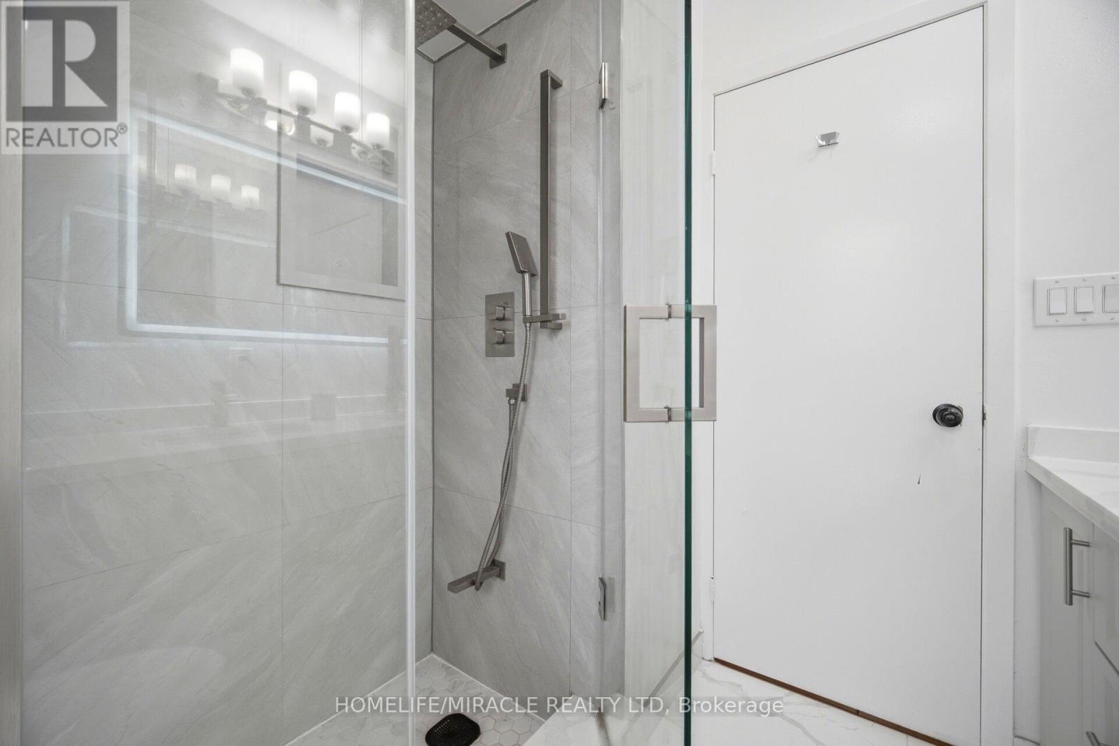 38 Leclaire Street, Hamilton, ON - Indoor Photo Showing Bathroom