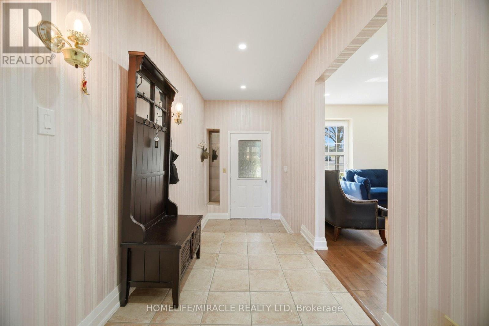 38 Leclaire Street, Hamilton, ON - Indoor Photo Showing Other Room