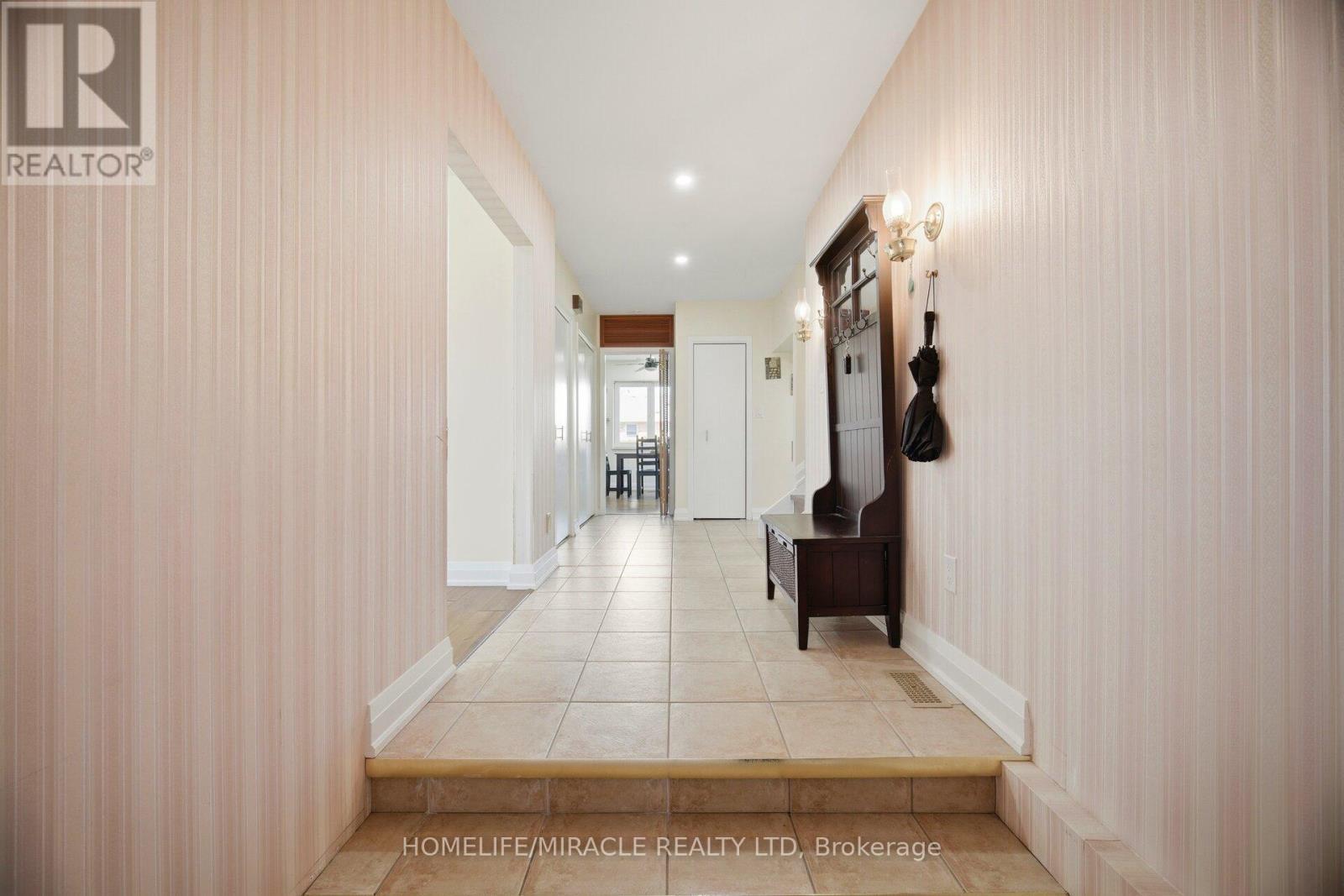 38 Leclaire Street, Hamilton, ON - Indoor Photo Showing Other Room