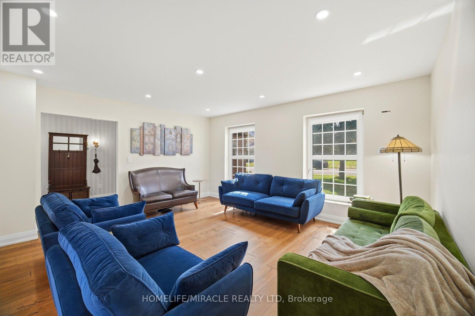 38 Leclaire Street, Hamilton, ON - Indoor Photo Showing Living Room