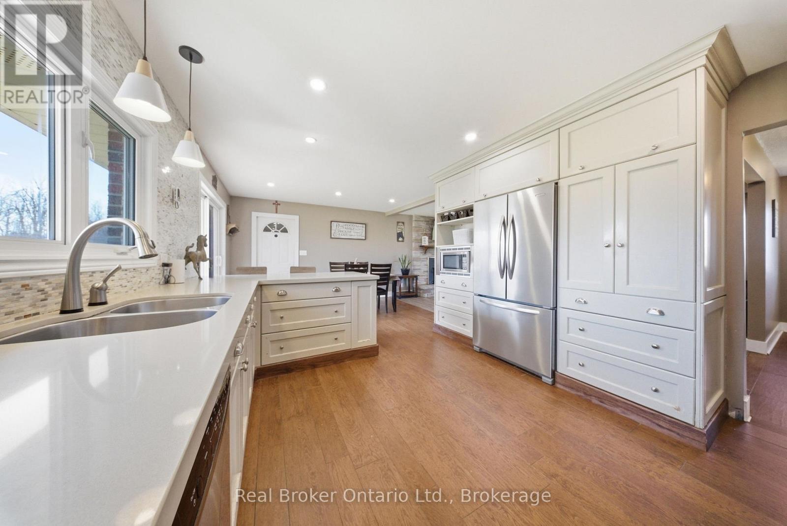 9639 Sideroad 27 Side Road, Erin, ON - Indoor Photo Showing Kitchen With Double Sink With Upgraded Kitchen