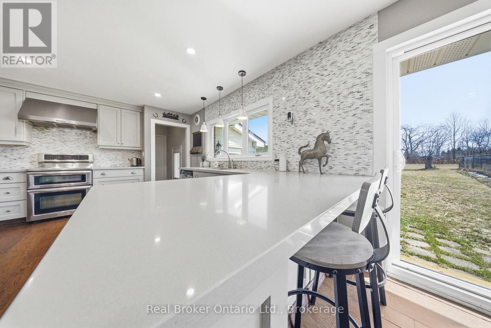 9639 Sideroad 27 Side Road, Erin, ON - Indoor Photo Showing Kitchen With Upgraded Kitchen