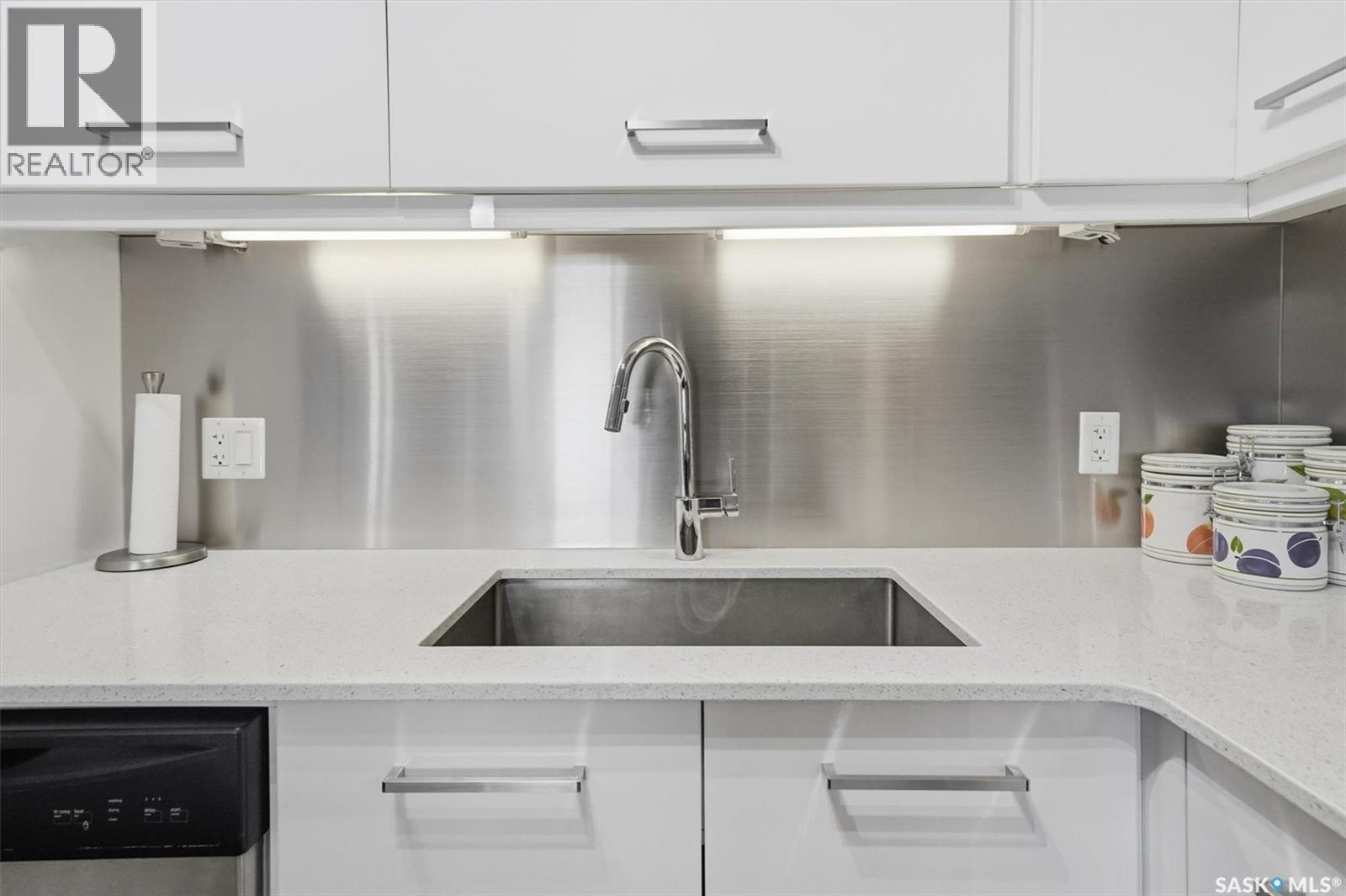 217 404 C Avenue S, Saskatoon, SK - Indoor Photo Showing Kitchen