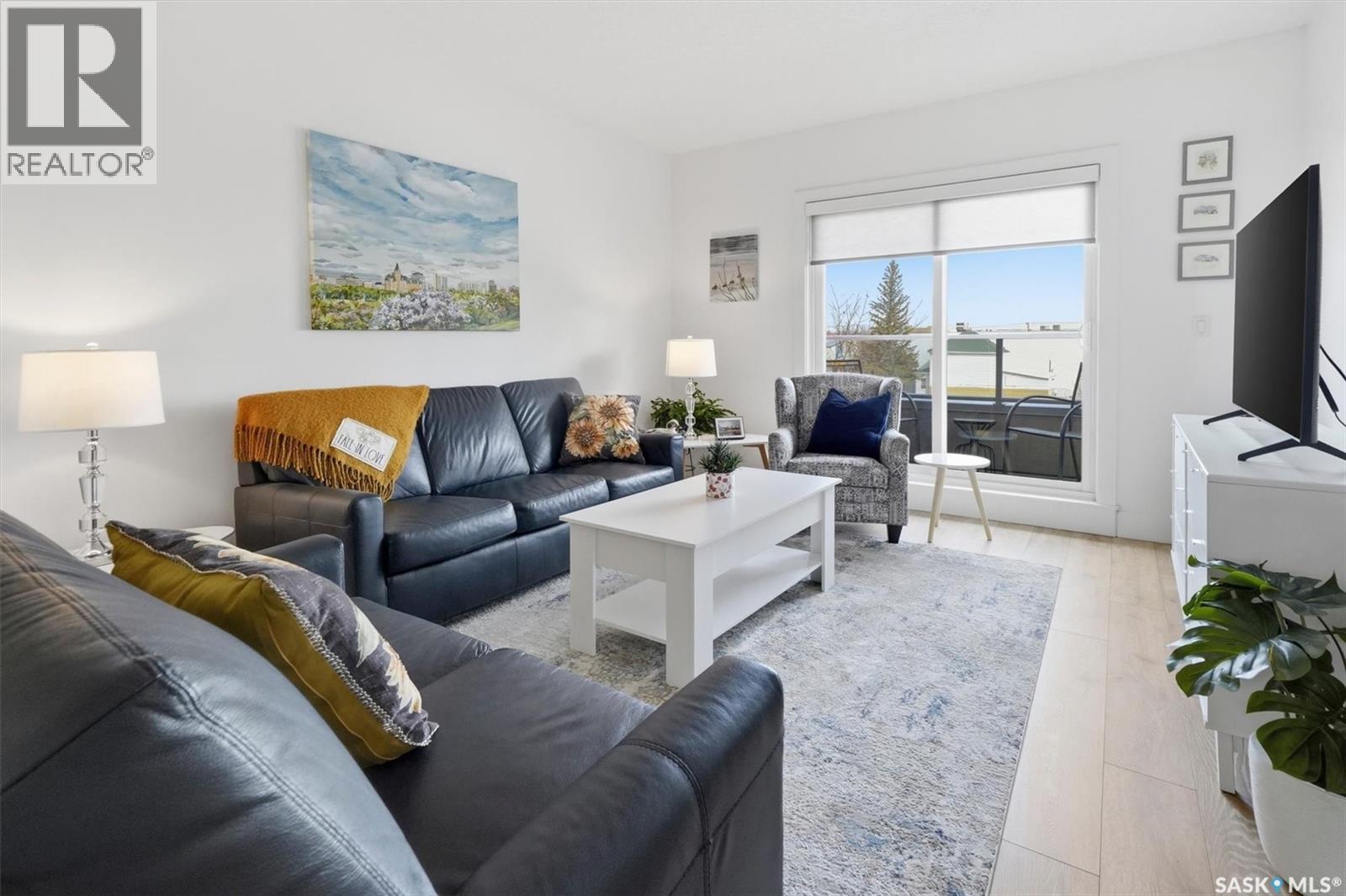 217 404 C Avenue S, Saskatoon, SK - Indoor Photo Showing Living Room