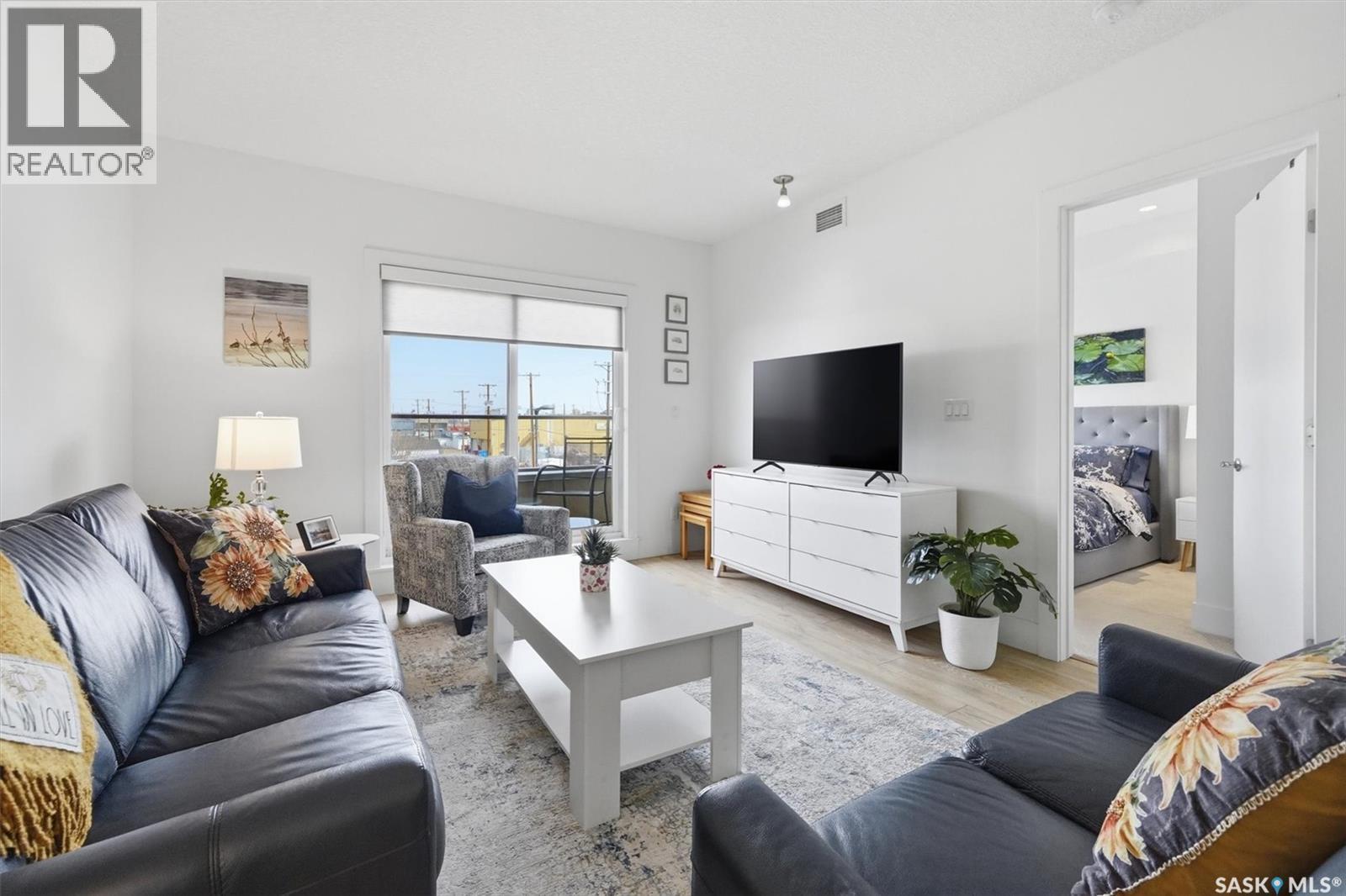 217 404 C Avenue S, Saskatoon, SK - Indoor Photo Showing Living Room