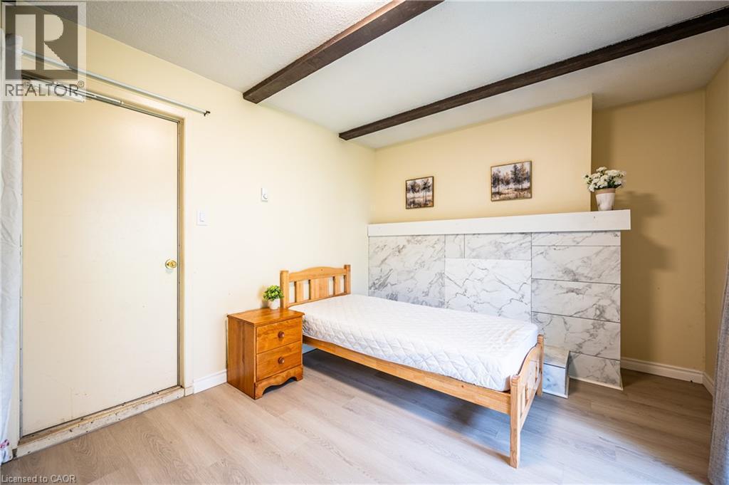 Light-toned flooring complementing a feature wall with marble-look panels - 212 Westcourt Place, Waterloo, ON