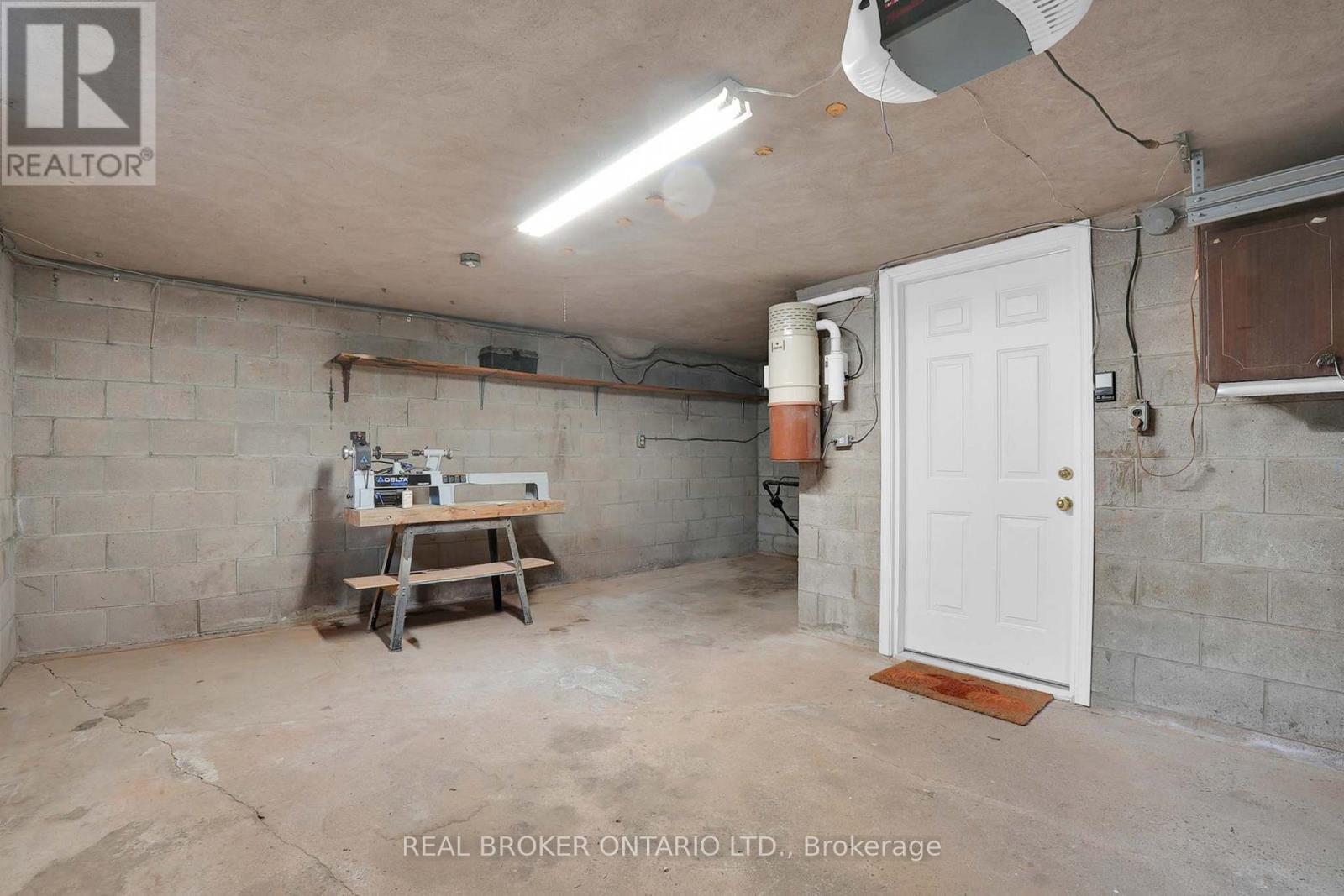 37 Nicklin Crescent, Guelph, ON - Indoor Photo Showing Garage